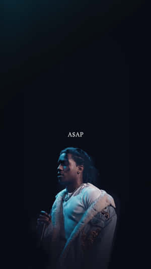 一個穿著質感外套的音樂家在藍色舞台燈光下，帶有『ASAP』文字。