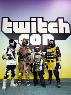 四位身穿精緻服裝的遊戲玩家在Twitch Con活動中擺姿勢。