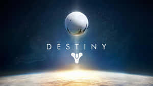 一顆發光的行星在日出地平線上方，太空中有 DESTINY 字樣和一個標誌。 — 命運 壁紙