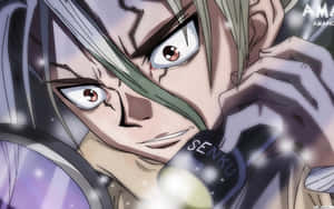 銀發動漫角色在星空背景下手持一個發光的瓶子，上面標有 Senku。
