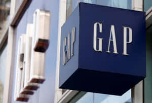 現代建築外牆上的藍色立方體GAP商店招牌。