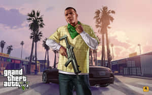 GTA V角色在城市街道上手持步槍，背景有棕櫚樹和汽車