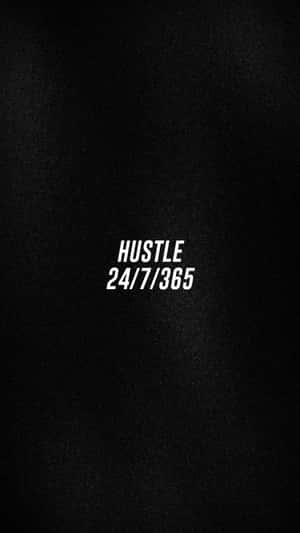 在紋理黑色背景上帶有 hustle 24 7 365 的文字壁紙。