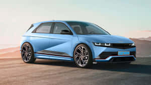 淺藍色現代 IONIQ 5 N 跑車停在日落時分的沙漠公路上。