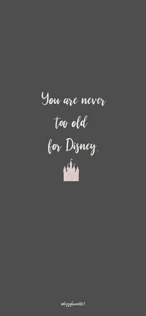 文字牆紙，寫着「You are never too old for Disney」，並有一個城堡圖標。 — Galaxy S26 Ultra 壁紙