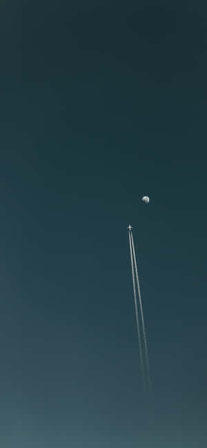 飛機在夜間飛行，留下尾跡，背景有月亮 — iPhone 16 Pro 壁紙