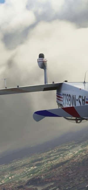 一架小型飛機在雲層上方飛行，下方可見景觀。 — iPhone 15 Pro Max 壁紙