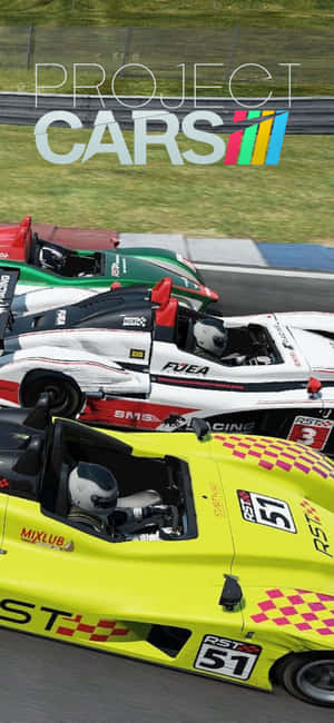 三輛賽車在賽道上飛馳，帶有「Project Cars」標誌。 — Galaxy S24 壁紙