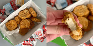 手拿著一個被咬過的雞塊，旁邊有醬料包。