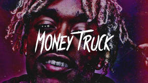 一名辮髮戴牙套的饒舌歌手，背景為宇宙紫色，並有「MONEY TRUCK」文字。