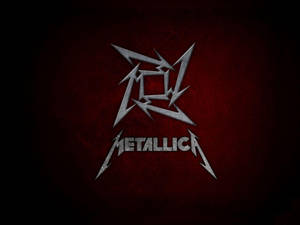 在紋理深紅色背景上的銀色 Metallica 樂隊標誌。