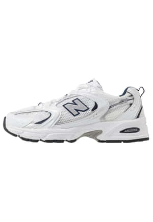 白色New Balance 530運動鞋，帶有海軍藍色標誌和網眼質感。