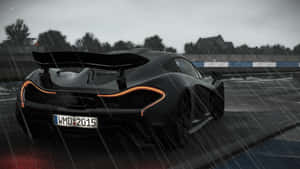 黑色McLaren P1在暴雨中於潮濕賽道上奔馳，尾燈發光。 — 低飽和度 壁紙