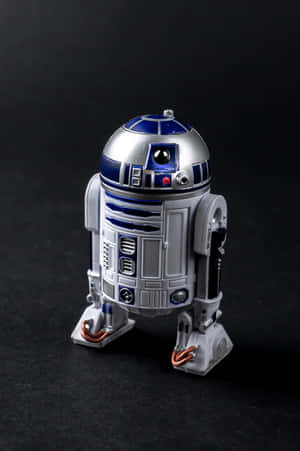 一個詳細的R2-D2玩具機械人模型，放置在深色表面上。 — Huawei MatePad 11.5 (2026) 壁紙