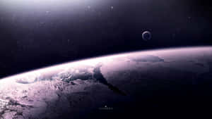 雪覆蓋的行星地平線，星空和遠處的月亮在太空中。