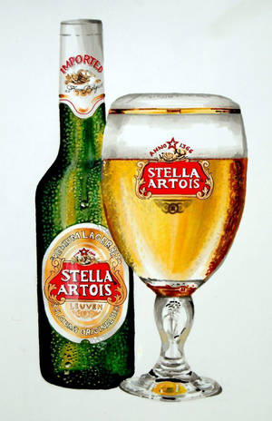 Stella Artois 啤酒瓶和裝有金黃色拉格啤酒及冷凝水的玻璃杯。