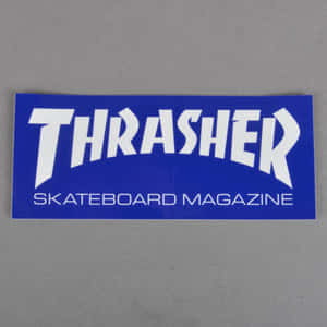 灰色背景上的藍色Thrasher Skateboard Magazine貼紙