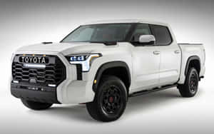 白色豐田Tundra TRD Pro皮卡車，帶有黑色飾條和越野輪胎。