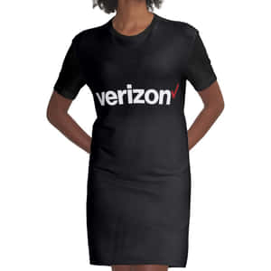穿著帶有Verizon標誌黑色連衣裙的人