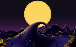 奇幻的萬聖節場景，在巨大的黃色月亮下，有發光的南瓜和扭曲的山丘。