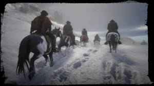 牛仔騎馬在黃昏時分走過積雪的山巒。