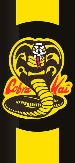 Cobra Kai 標誌，帶眼鏡蛇和紅色文字，黑黃背景