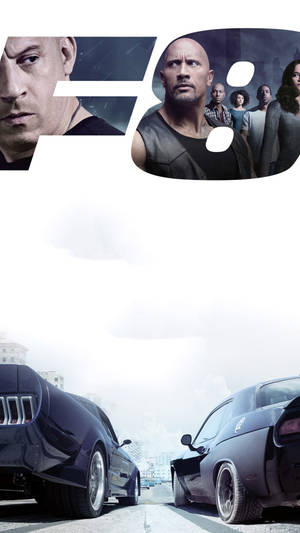 兩輛黑色肌肉車準備在城市中比賽，上方有Furious 8的演員。