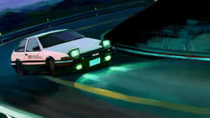 白色AE86汽車在夜間的山路上飄移，車頭燈閃爍。