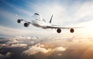 漢莎航空珍寶客機在日落時分飛越雲層。
