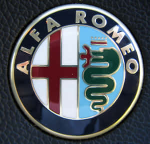 黑色皮革表面上的 Alfa Romeo 汽車標誌