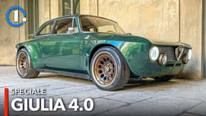 綠色經典Alfa Romeo Giulia 4.0跑車停泊喺石鋪路面。