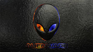Alienware 標誌，在黑色紋理背景上帶有發光的橙色和藍色眼睛。