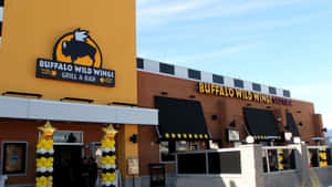 Buffalo Wild Wings 餐廳，黃黑裝飾和星星氣球。