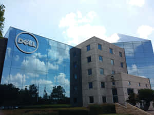 Dell企業大樓，玻璃牆反射天空和雲朵。