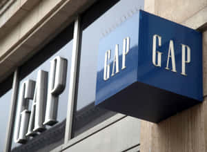 石造建築物外牆上的藍色GAP零售店招牌