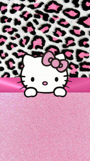 Hello Kitty 喺豹紋背景上從粉紅色絲帶後面探出頭來。