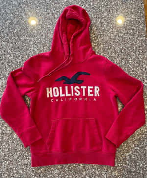 紅色Hollister連帽衫，標誌在有斑點的檯面上。