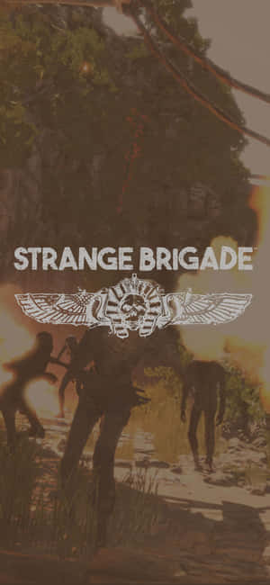 剪影冒險者在日落時分穿過叢林，帶有Strange Brigade標誌。 — iPhone 14 壁紙