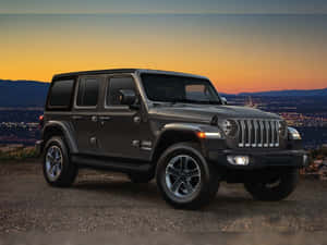 黑色Jeep Wrangler停在山坡上，俯瞰日落時的城市。