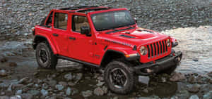 紅色Jeep Wrangler Rubicon駛過淺石溪。
