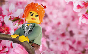 橙色頭髮的LEGO人偶坐在櫻花枝上。