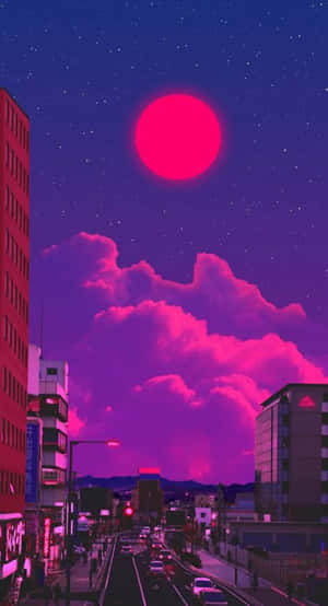 夜晚的城市街道，在發光的粉紅月亮和紫色雲朵下。