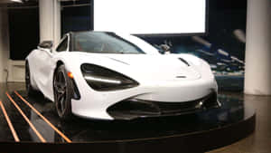 白色McLaren 720S跑車展示，帶有橙色條紋和黑色裝飾。