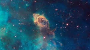 在深空無數星辰中閃耀的鮮豔藍綠色和琥珀色星雲。