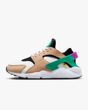 彩色 Nike Air Huarache 運動鞋，帶有米色、白色、黑色、綠色和紫色點綴。