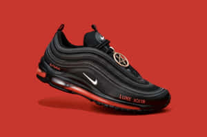 黑色Nike Air Max 97運動鞋，紅色五角星和聖經文字在紅色背景上。