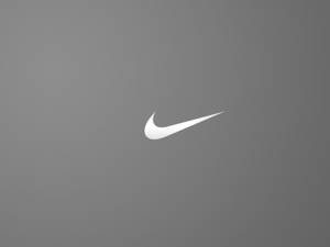 白色Nike swoosh標誌在灰色紋理背景上。