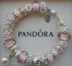Pandora飾品手鏈，粉紅珠和水晶飾品，在品牌盒上。