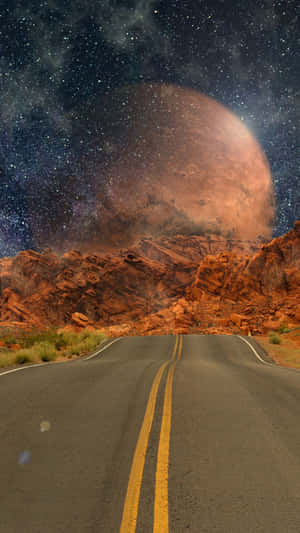 星空下的沙漠公路，一顆巨大的紅色行星籠罩在岩石山丘之上。
