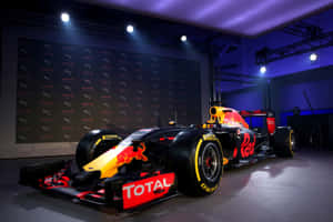 Red Bull一級方程式賽車在工作室燈光下展示。